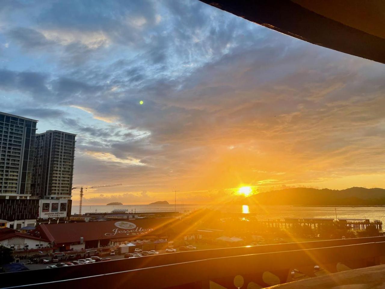 Ferienwohnung Jesselton Quay Sea & Pool View For 6 Pax Kota Kinabalu Exterior foto