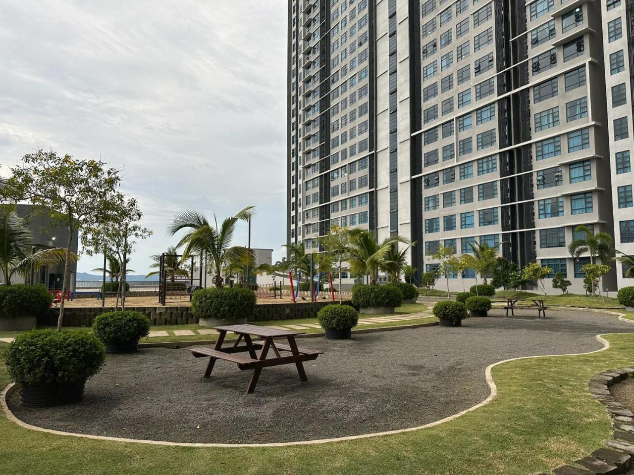 Ferienwohnung Jesselton Quay Sea & Pool View For 6 Pax Kota Kinabalu Exterior foto